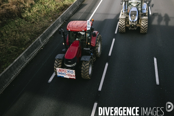 Blocage de l A1 aux portes de Paris par les agriculteurs