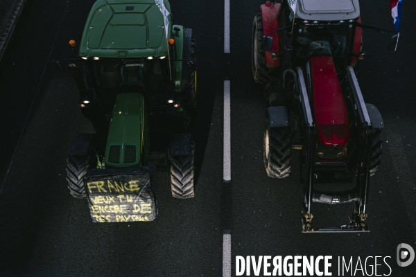Blocage de l A1 aux portes de Paris par les agriculteurs