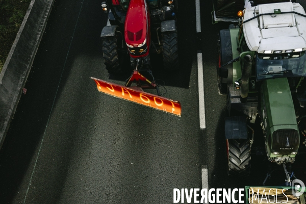 Blocage de l A1 aux portes de Paris par les agriculteurs