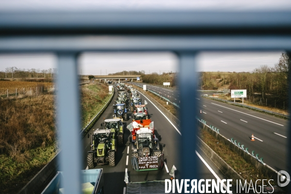 Blocage de l A1 aux portes de Paris par les agriculteurs