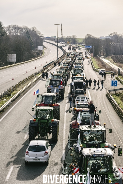 Blocage de l A1 aux portes de Paris par les agriculteurs