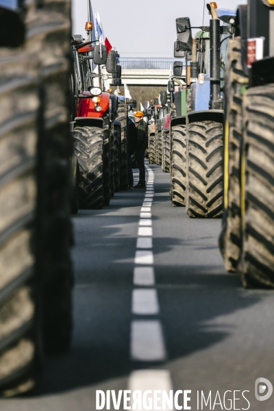 Blocage de l A1 aux portes de Paris par les agriculteurs