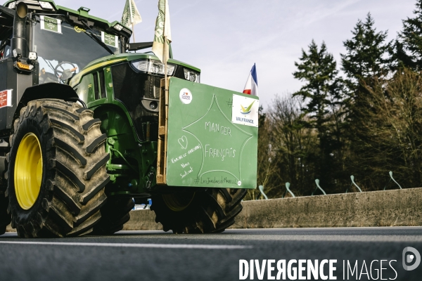 Blocage de l A1 aux portes de Paris par les agriculteurs