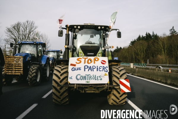 Blocage de l A1 aux portes de Paris par les agriculteurs