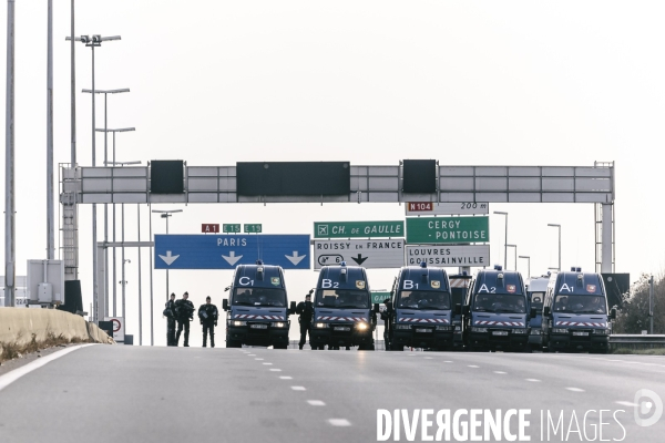 Blocage de l A1 aux portes de Paris par les agriculteurs