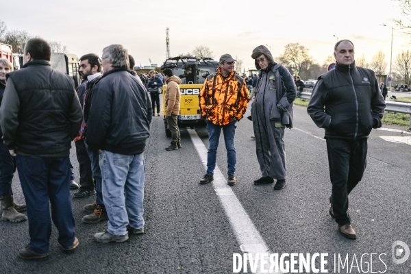 Blocage de l A1 aux portes de Paris par les agriculteurs