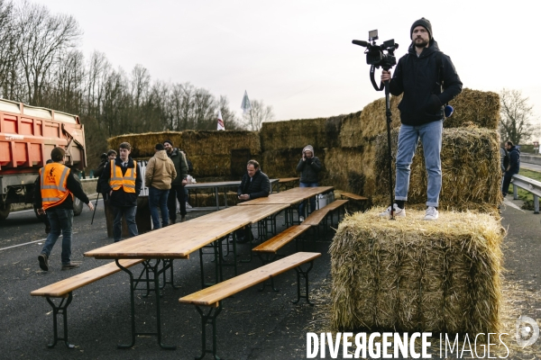 Blocage de l A1 aux portes de Paris par les agriculteurs