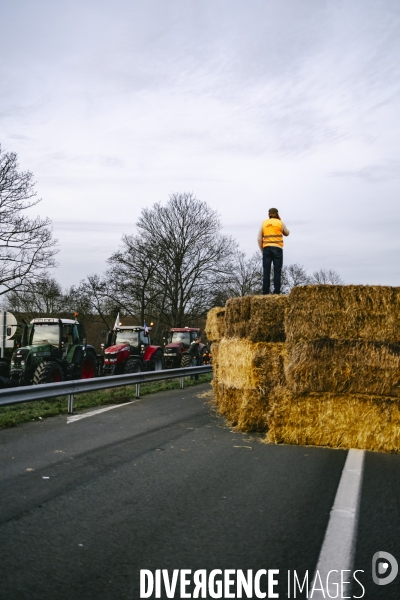 Blocage de l A1 aux portes de Paris par les agriculteurs