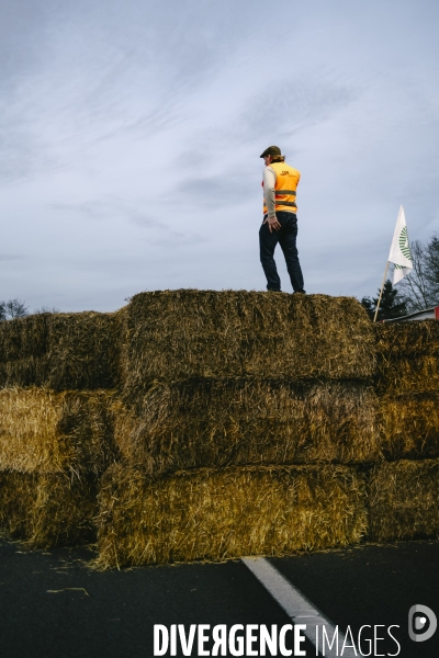 Blocage de l A1 aux portes de Paris par les agriculteurs
