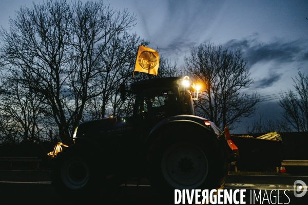 Blocage de l A1 aux portes de Paris par les agriculteurs
