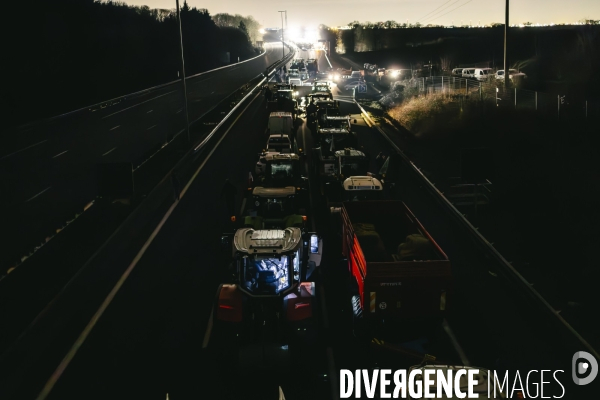 Blocage de l A1 aux portes de Paris par les agriculteurs