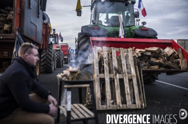 Blocage de l a6 a villabe par les agriculteurs, dans le cadre du blocage de paris.
