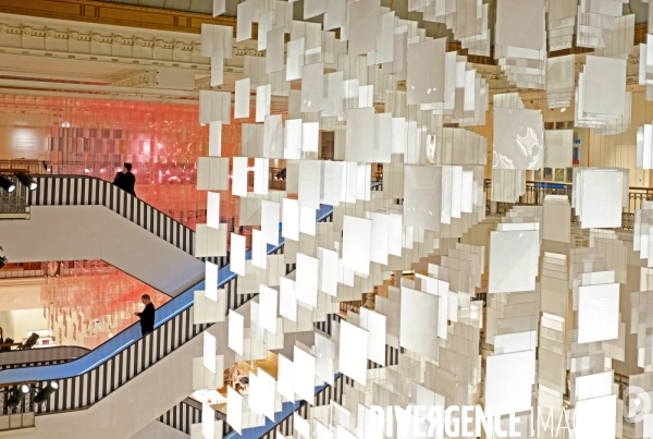 Aux beaux carrés, l exposition immersive de Daniel Buren au Bon Marché