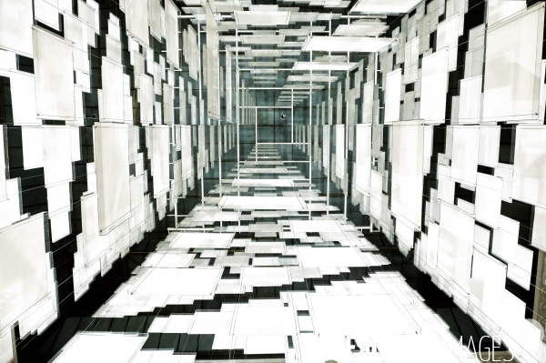 Aux beaux carrés, l exposition immersive de Daniel Buren au Bon Marché