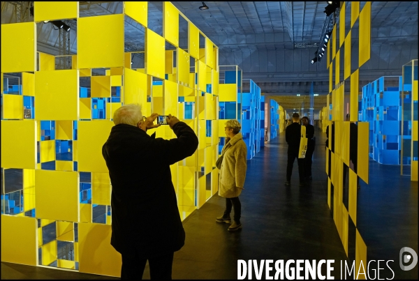 Aux beaux carrés, l exposition immersive de Daniel Buren au Bon Marché