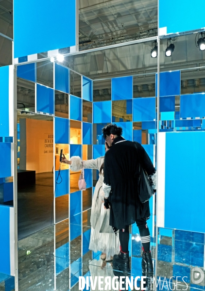 Aux beaux carrés, l exposition immersive de Daniel Buren au Bon Marché