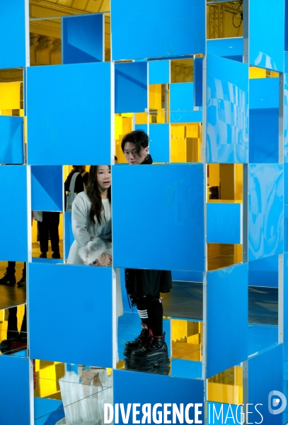 Aux beaux carrés, l exposition immersive de Daniel Buren au Bon Marché