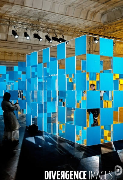 Aux beaux carrés, l exposition immersive de Daniel Buren au Bon Marché