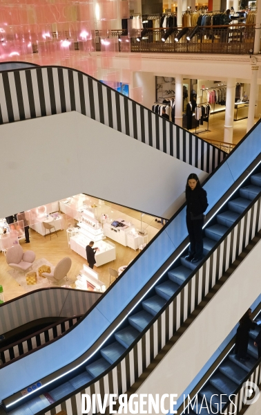 Aux beaux carrés, l exposition immersive de Daniel Buren au Bon Marché