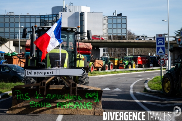 TOULOUSE : Blocage aeroport par les agriculteurs