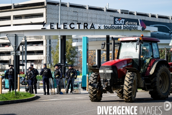 TOULOUSE : Blocage aeroport par les agriculteurs