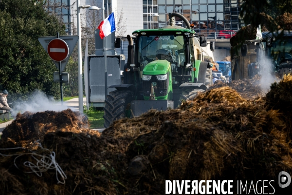 TOULOUSE : Blocage aeroport par les agriculteurs