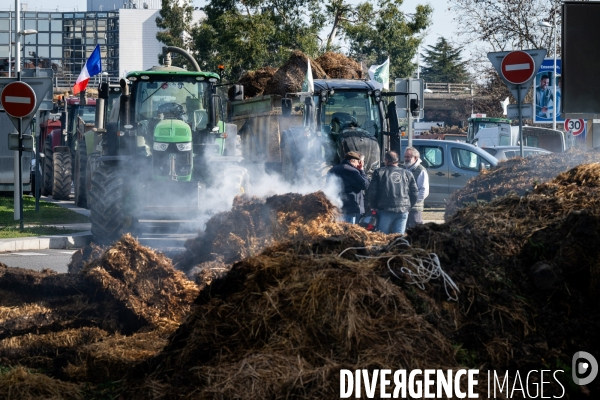 TOULOUSE : Blocage aeroport par les agriculteurs