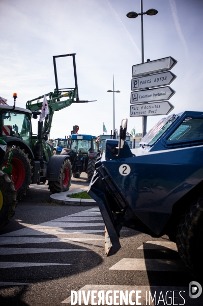 TOULOUSE : Blocage aeroport par les agriculteurs