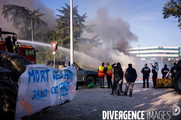 TOULOUSE : Blocage aeroport par les agriculteurs