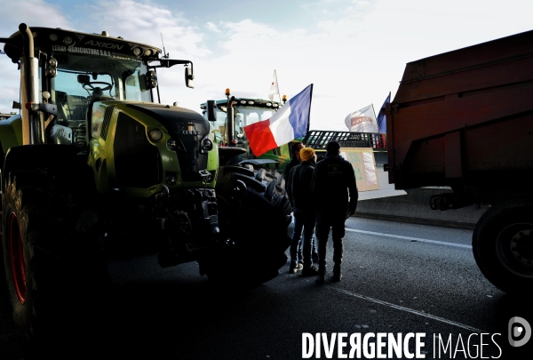Blocage et occupation de l autoroute A6 par les agriculteurs