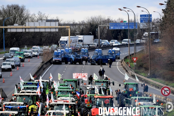Blocage et occupation de l autoroute A6 par les agriculteurs