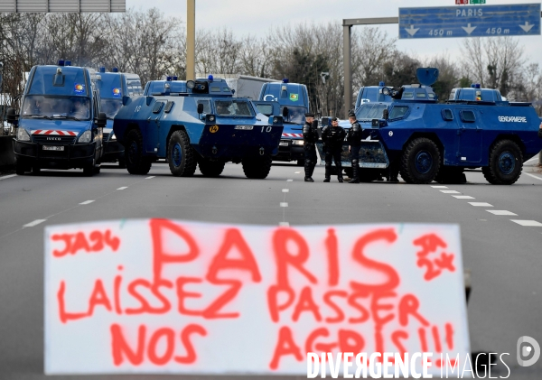 Blocage et occupation de l autoroute A6 par les agriculteurs