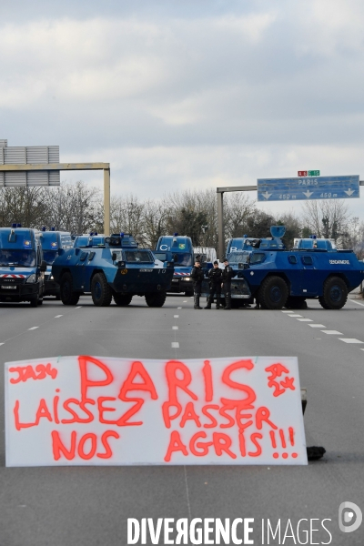 Blocage et occupation de l autoroute A6 par les agriculteurs