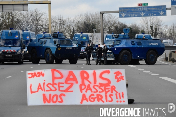 Blocage et occupation de l autoroute A6 par les agriculteurs