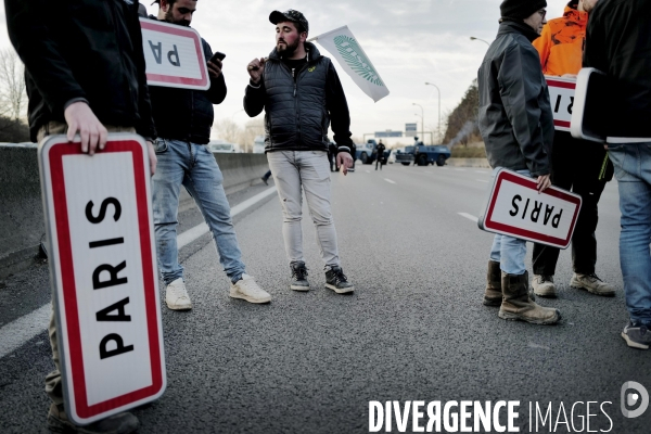 Blocage et occupation de l autoroute A6 par les agriculteurs