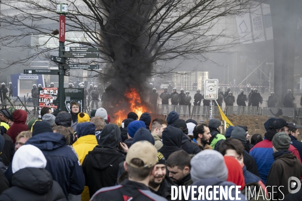 Manifestation des agriculteurs et agricultrices européen.ne.s devant le Parlement européen à Bruxelles.