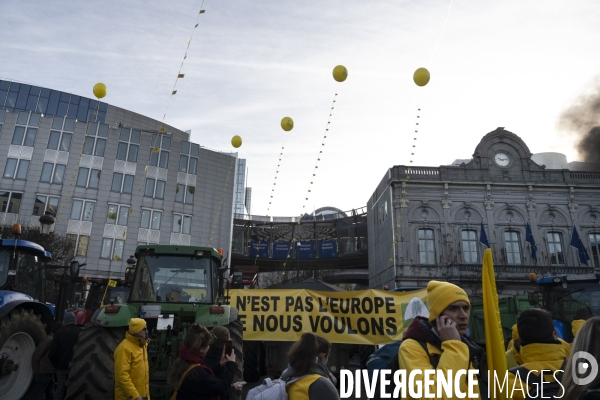 Manifestation des agriculteurs et agricultrices européen.ne.s devant le Parlement européen à Bruxelles.