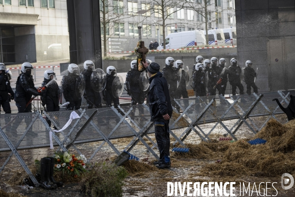 Manifestation des agriculteurs et agricultrices européen.ne.s devant le Parlement européen à Bruxelles.