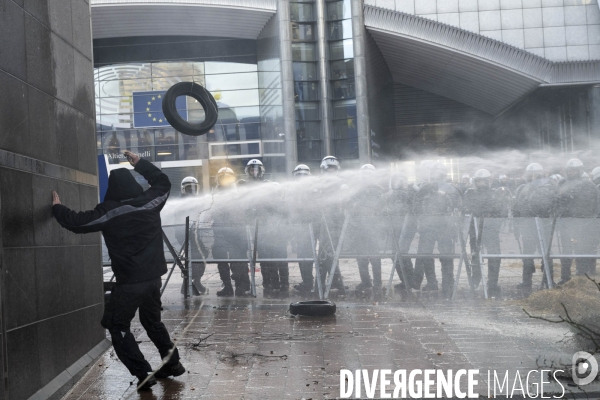 Manifestation des agriculteurs et agricultrices européen.ne.s devant le Parlement européen à Bruxelles.