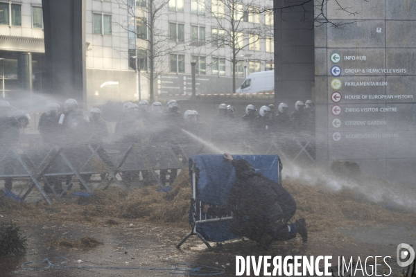 Manifestation des agriculteurs et agricultrices européen.ne.s devant le Parlement européen à Bruxelles.