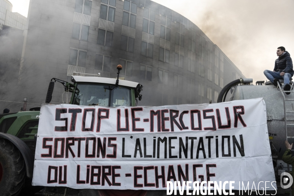 Manifestation des agriculteurs et agricultrices européen.ne.s devant le Parlement européen à Bruxelles.