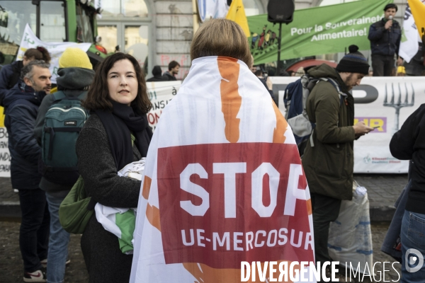 Manifestation des agriculteurs et agricultrices européen.ne.s devant le Parlement européen à Bruxelles.