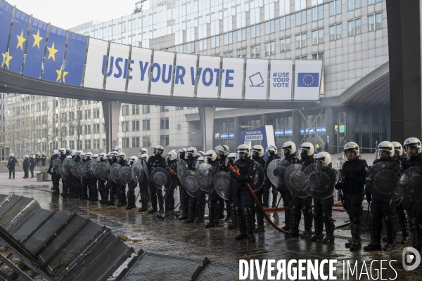 Manifestation des agriculteurs et agricultrices européen.ne.s devant le Parlement européen à Bruxelles.