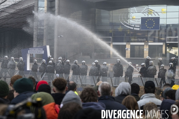 Manifestation des agriculteurs et agricultrices européen.ne.s devant le Parlement européen à Bruxelles.