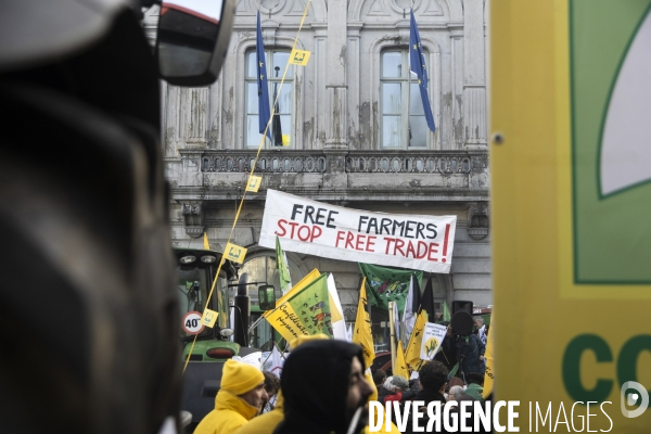 Manifestation des agriculteurs et agricultrices européen.ne.s devant le Parlement européen à Bruxelles.