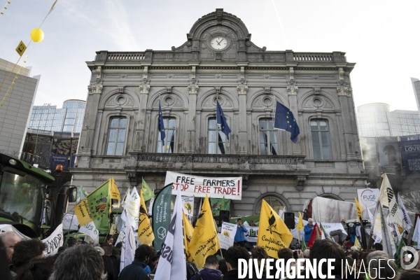 Manifestation des agriculteurs et agricultrices européen.ne.s devant le Parlement européen à Bruxelles.