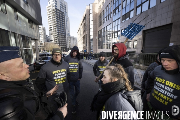 Manifestation des agriculteurs et agricultrices européen.ne.s devant le Parlement européen à Bruxelles.