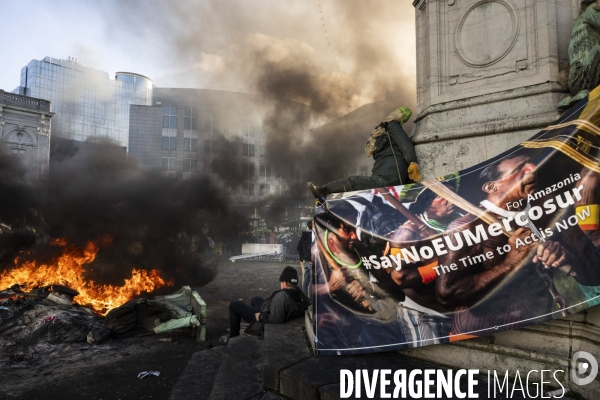 Manifestation des agriculteurs et agricultrices européen.ne.s devant le Parlement européen à Bruxelles.