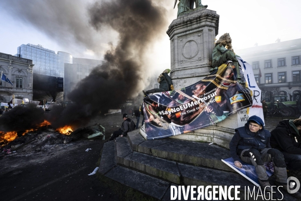 Manifestation des agriculteurs et agricultrices européen.ne.s devant le Parlement européen à Bruxelles.
