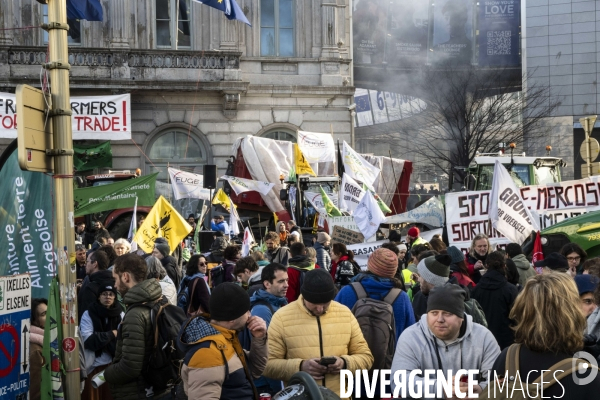 Manifestation des agriculteurs et agricultrices européen.ne.s devant le Parlement européen à Bruxelles.